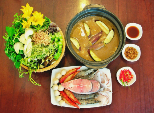 Những loại hải sản được bày sẵn ra đĩa, chỉ khi nào ăn mới bắt đầu cho vào nồi nước dùng sôi. Ảnh: Depplus